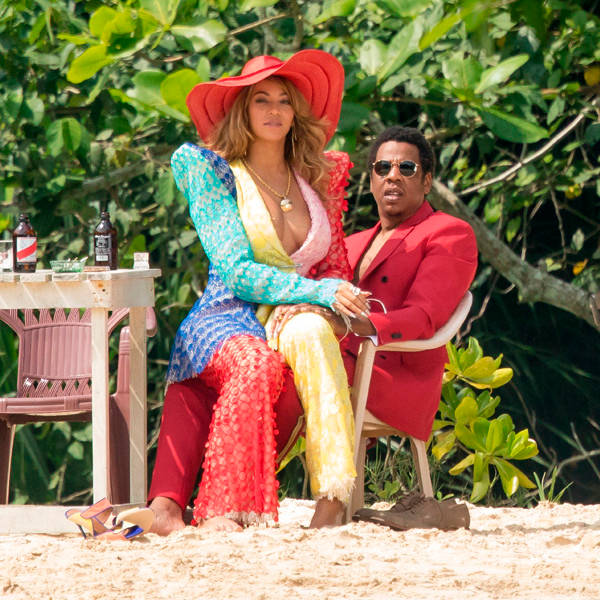 Beyonce in bratele lui Jay-Z in timpul calatoriei in Jamaica