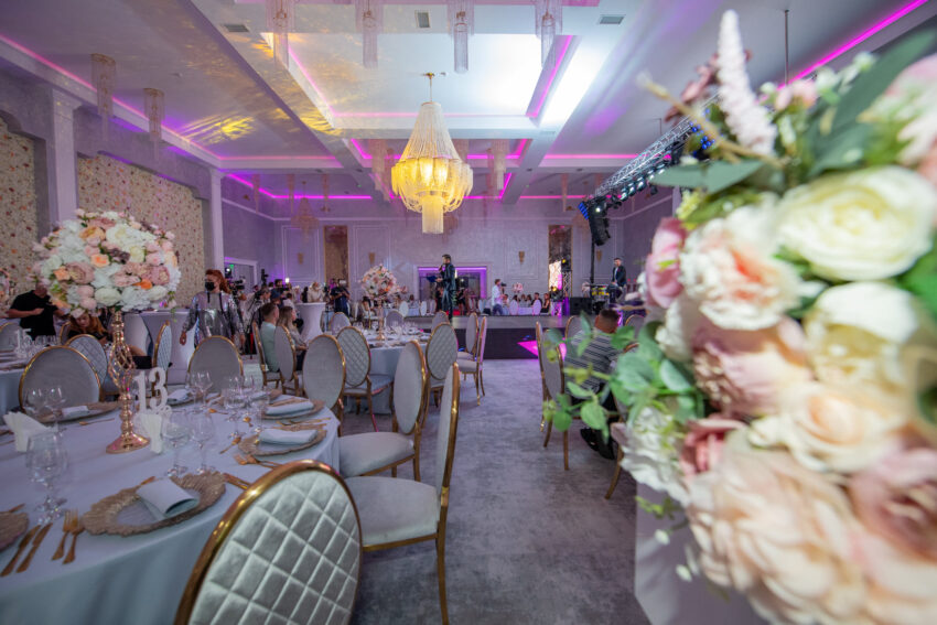 Aranjamentele florale, pata de culoare din sala de evenimente.  Care sunt cele mai populare flori la nuntă?