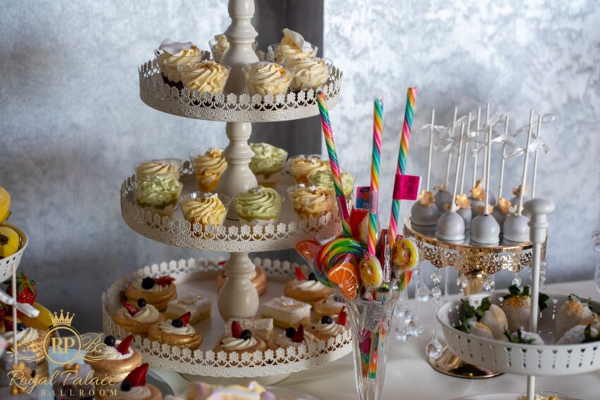 Dilema mirilor: Prăjiturile pe masă versus candy bar. Experții Royal Palace Ballroom vă simplifică alegerea