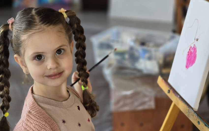 Zaynab, fiica Adinei Postelnicu, își face debutul în artă la tabăra de creație de la Valea cu Pești